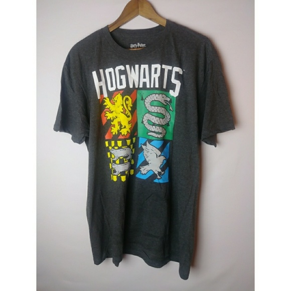 Harry Potter Hogwarts Crest Gray S/S T-Shirt - Picture 2 of 8